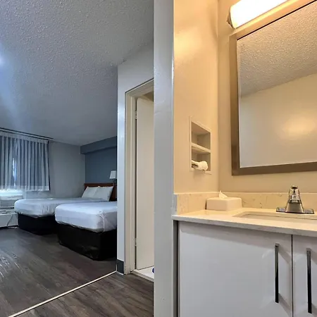 Econo Lodge Motel Village-3